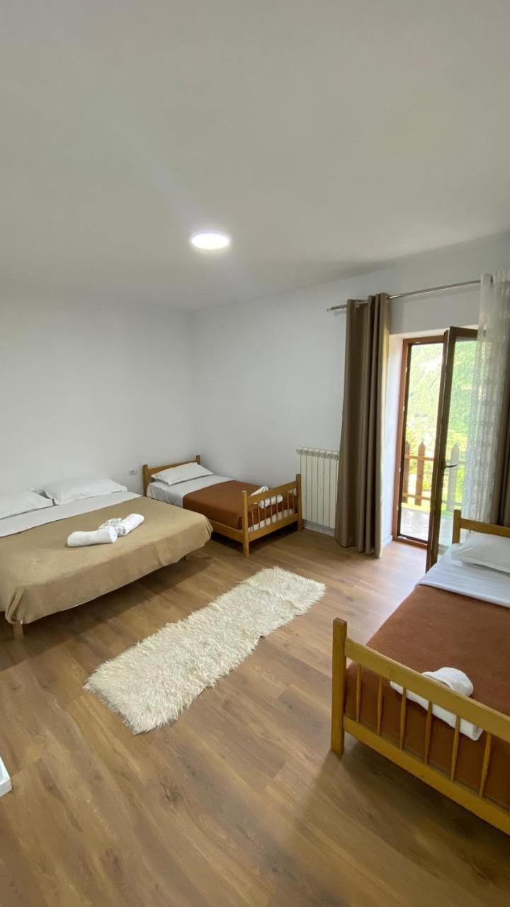 Bed and Breakfast Vellezrit Guri Theth Esterno foto