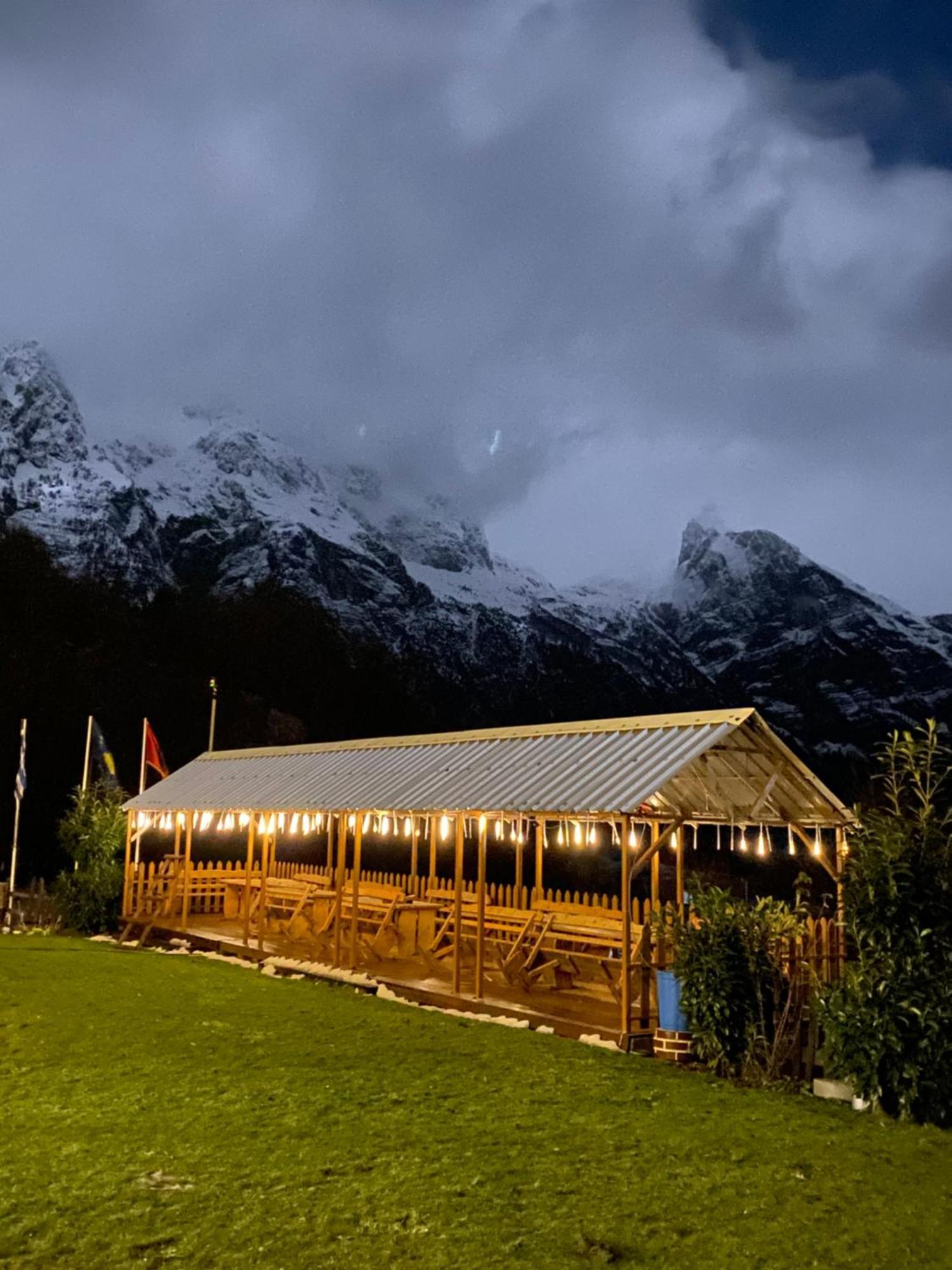 Bed and Breakfast Vellezrit Guri Theth Esterno foto
