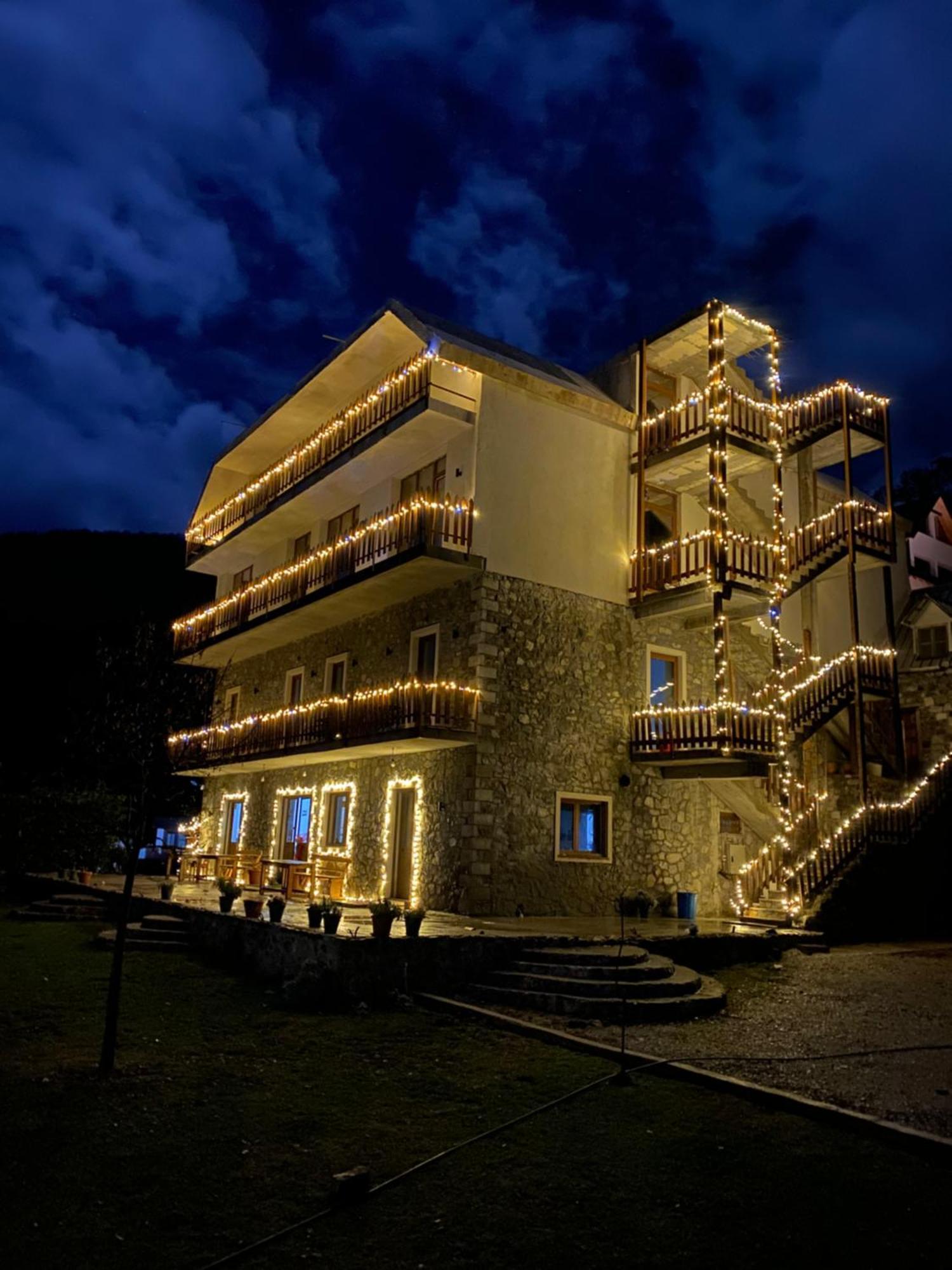 Bed and Breakfast Vellezrit Guri Theth Esterno foto
